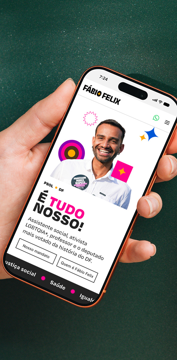 Hand holding an iPhone with the fabiofelix.com.br homepage open